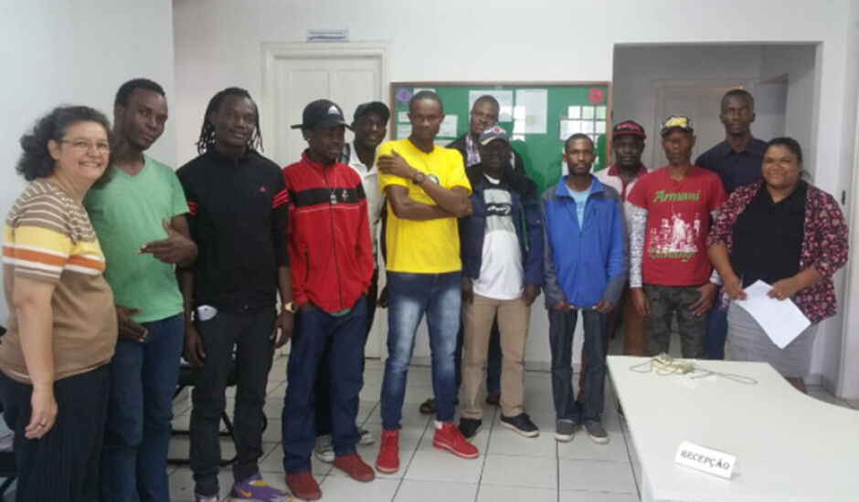 Grupo de haitianos recepcionados pela equipe da Sedhast