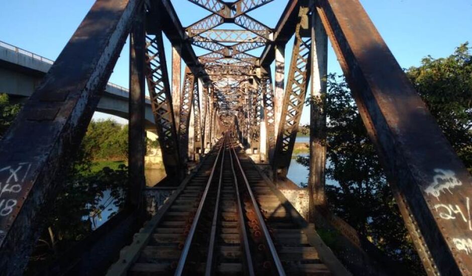 Ponte Francisco de Sá, voltada para a ferrovia, tem um papel de extrema importância ao ligar Mato Grosso do Sul e São Paulo.