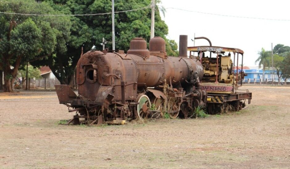 Locomotiva está parada no pátio da antiga Noroeste do Brasil há 40 anos
