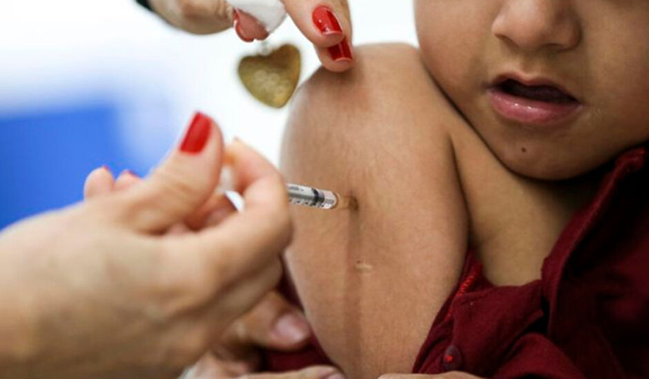 Dos municípios que atingiram o índice estabelecido, 50 vacinaram 100% das crianças