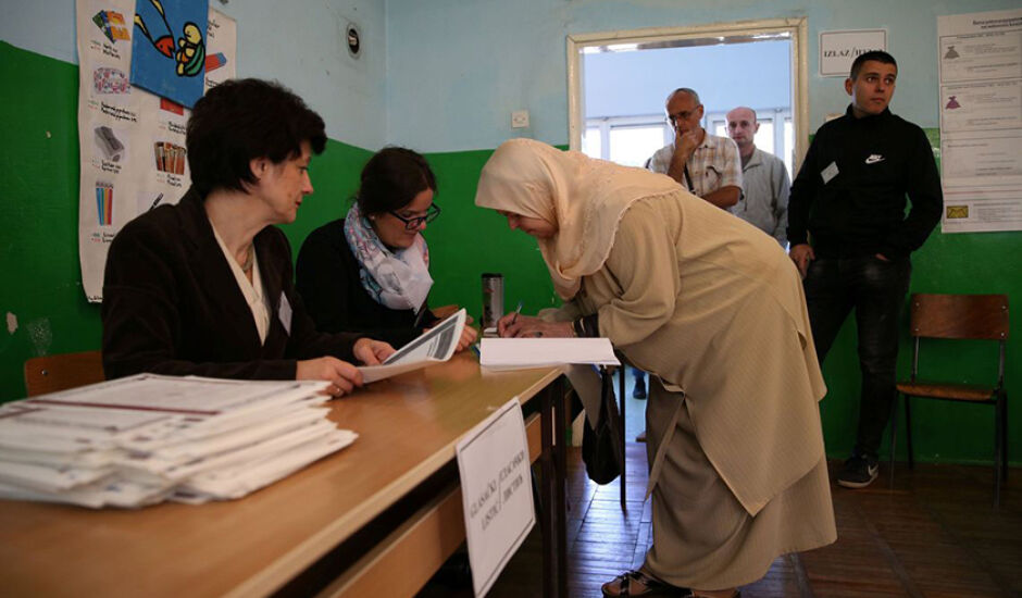 Cerca de 5,8 mil colégios eleitorais na Bósnia-Herzegovina abriram suas portas hoje