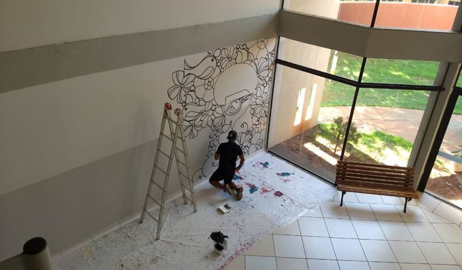 O artista paranaibense Xodó, doou um mural para a universidade