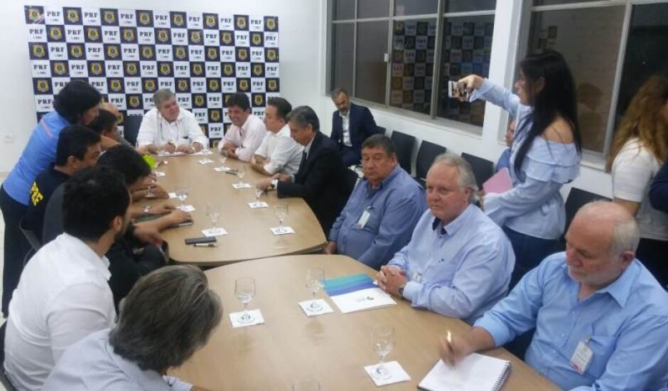 Carlos Marun (à esquerda), durante reunião com deputados e senadores, nesta sexta, na capital