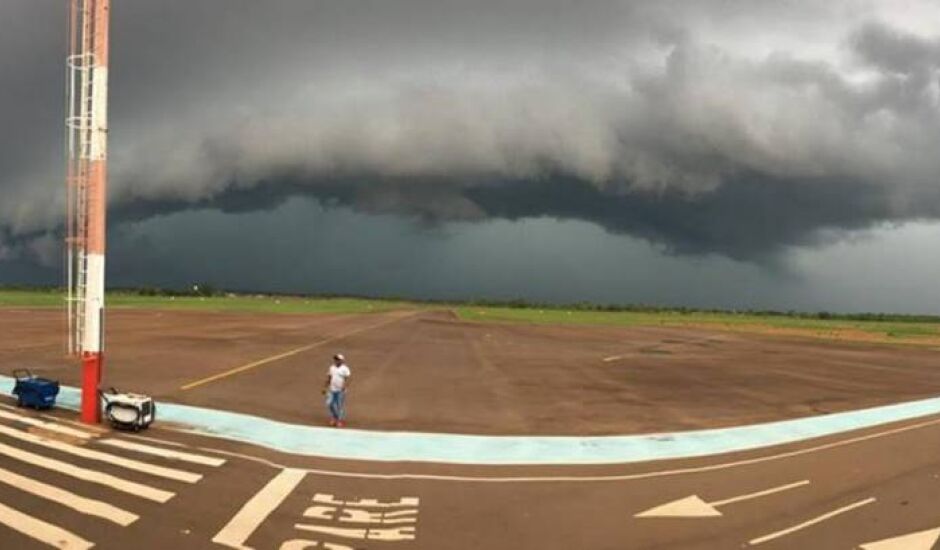 Internauta aproveitou para registrar a imagem no Aeroporto Municipal Plínio Alarcon.