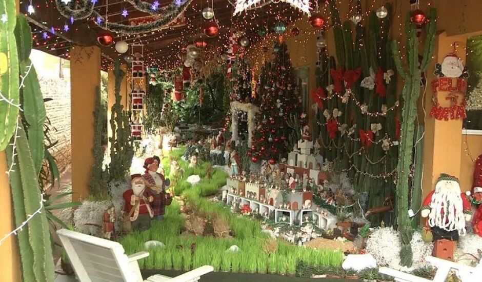 Dois meses antes do Natal, um morador começou decorar a casa, segundo tradição de vários anos