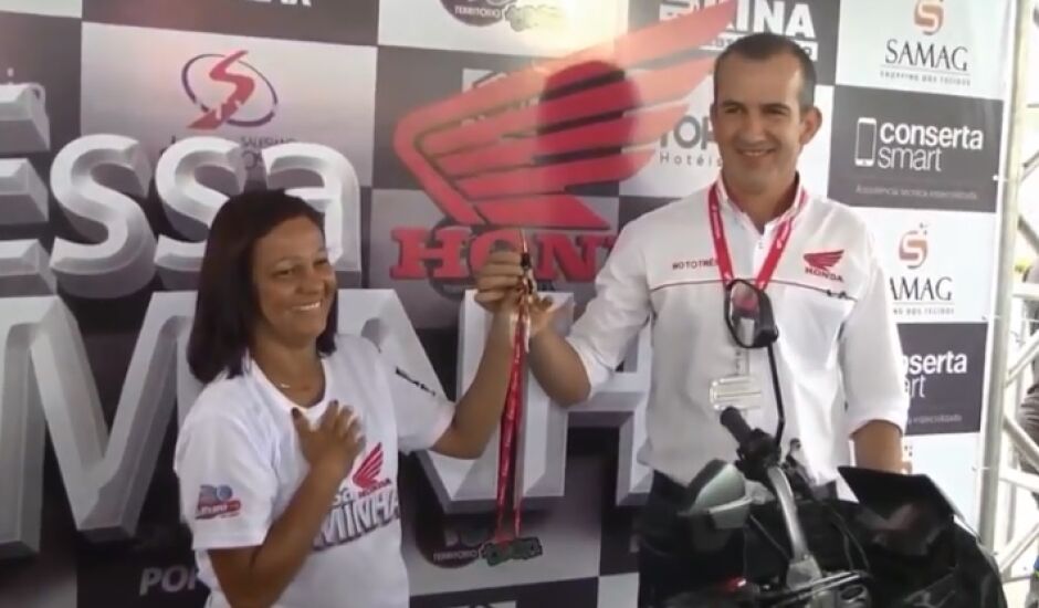 Michele da Silva ganhou uma moto em 2017, entregue pelo gerente da Honda Mototrês, Clodoaldo Araújo