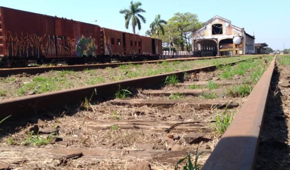 Histórica ferrovia que corta a área central, o coração de Três Lagoas.