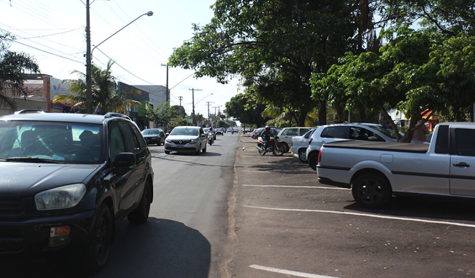 Depois de um feriadão, a segunda-feira (15) começa agitada pelas ruas e avenidas de Três Lagoas.