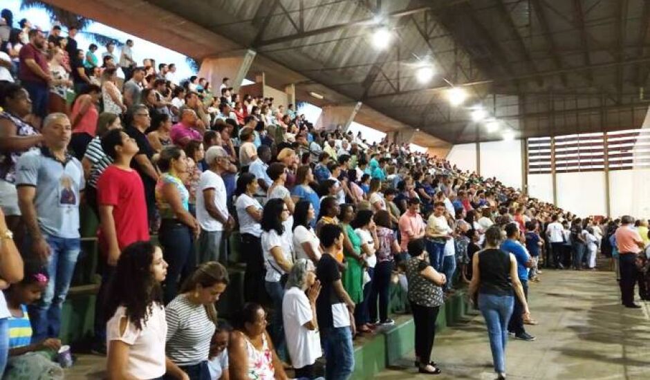 Fiéis participaram da Santa Missa no Ginásio Municipal de Esportes