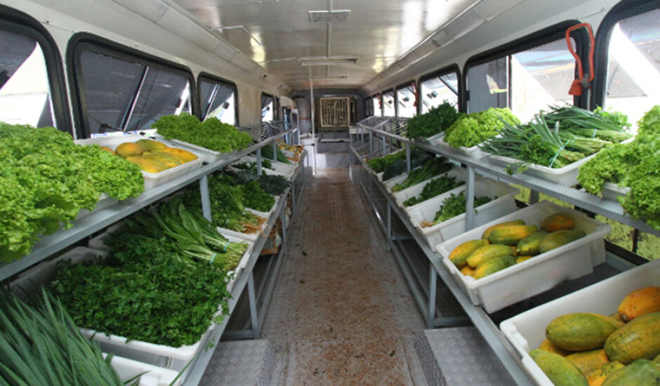 Comercialização dos produtos é feita no Ônibus Saladão, adaptado para ser um mercado itinerante
