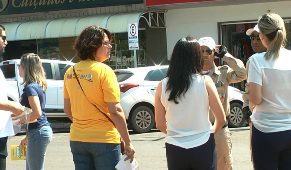 Equipe da Justiça Eleitoral foi às ruas conversar com eleitores sobre a importância  do voto consciente