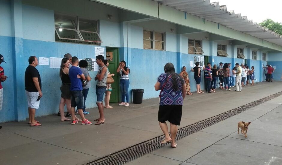Eleitores da escola Wladislau Garcia Gomes esperam na fila para votar