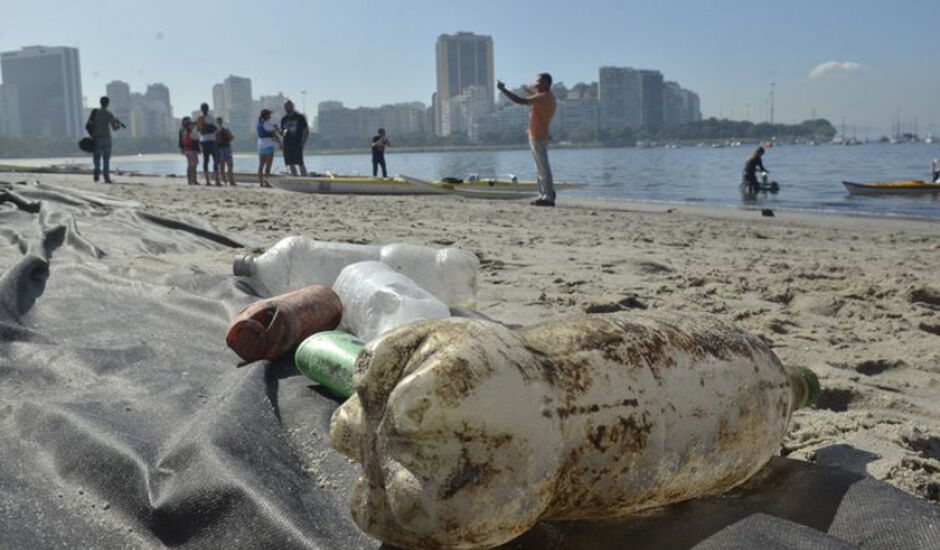 Garrafas PET poluem praias e rios e causam outros danos ao meio ambiente