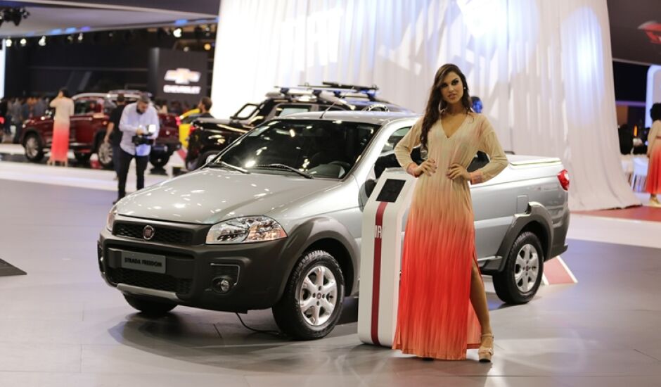 Strada é apresentada com novidades no Salão do Automóvel de São Paulo; modelo chega líder do mercado aos 20 anos