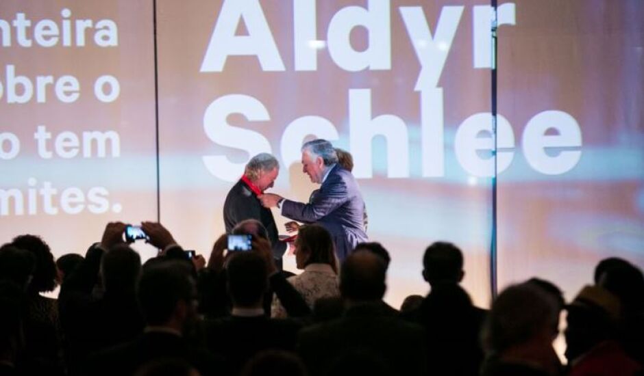 Aldyr Garcia Schlee recebe Ordem do Mérito Cultural, em novembro de 2015