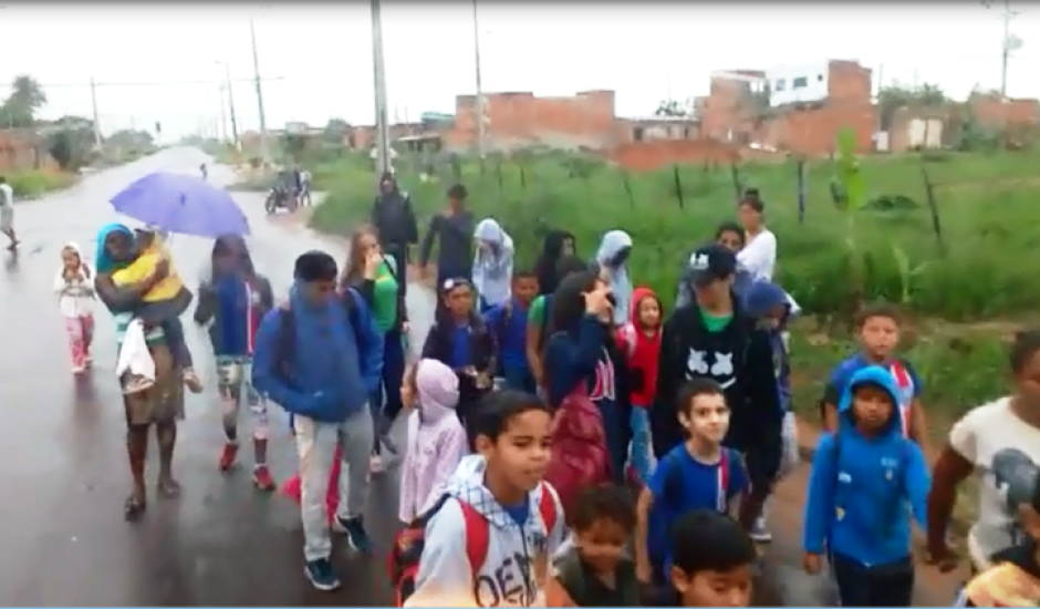 Em dias de chuva, alunos que moram no bairro sofrem enquanto aguardam o ônibus escolar
