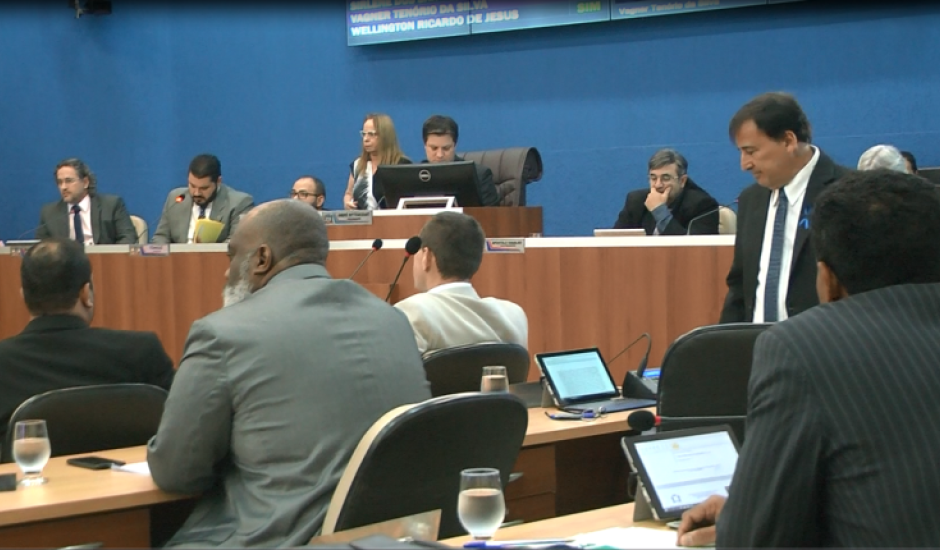Relatório da comissão que apura licitação do lixo foi aprovado por 12 votos a três