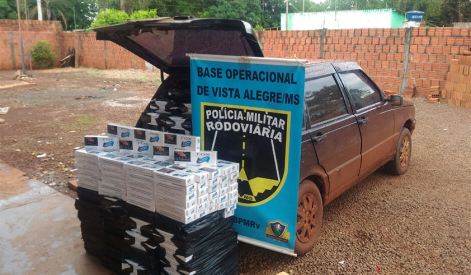 Policiais encontraram 700 pacotes de cigarros contrabandeados do Paraguai, espalhados no espaço de carga