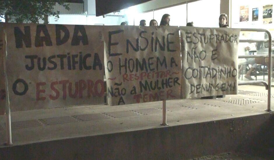 Grupo de alunas colou cartazes em grade, na UFMS, durante protesto realizado em outubro