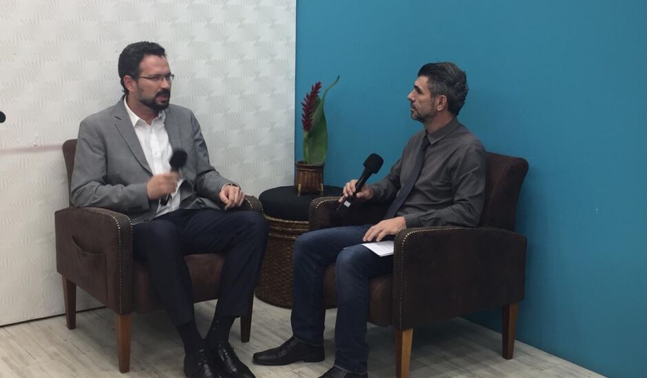 July Heyder durante entrevista ao jornalista Valdecir Cremon (à dir)