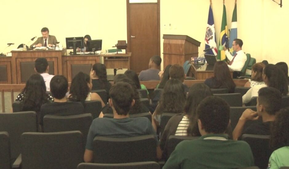 Márcio Vicente da Silva, sentado em frente ao juiz Rodrigo Pedrini, durante sessão do tribunal do júri, em Três Lagoas