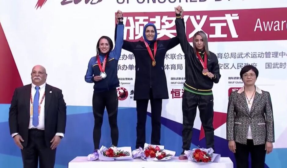 Edineia Camargo à esquerda, a campeã Elaheh Samiroumi no centro e a direita, Saidi Yasmina, medalhista de bronze
