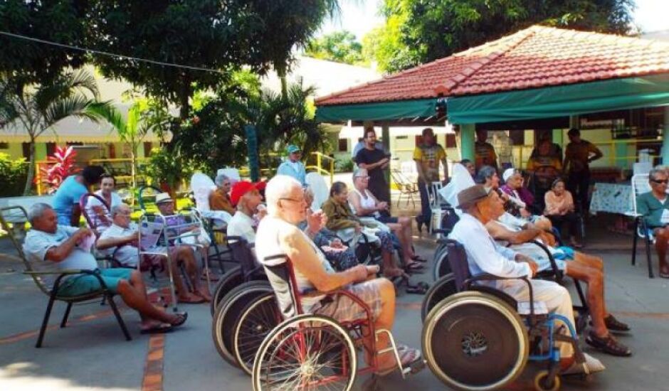 Em Três Lagoas, 50 idosos aguardam presentes de Natal