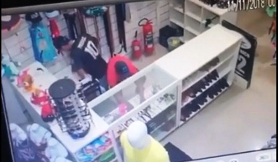 Imagens de câmera de segurança mostram o momento em que os dois jovens entram na loja.