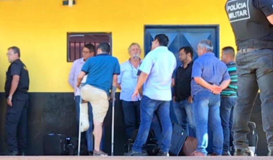 Prefeito Carlos Ruso (ao centro) entre secretário e e vereadores presos no Centro de Triagem de Campo Grande