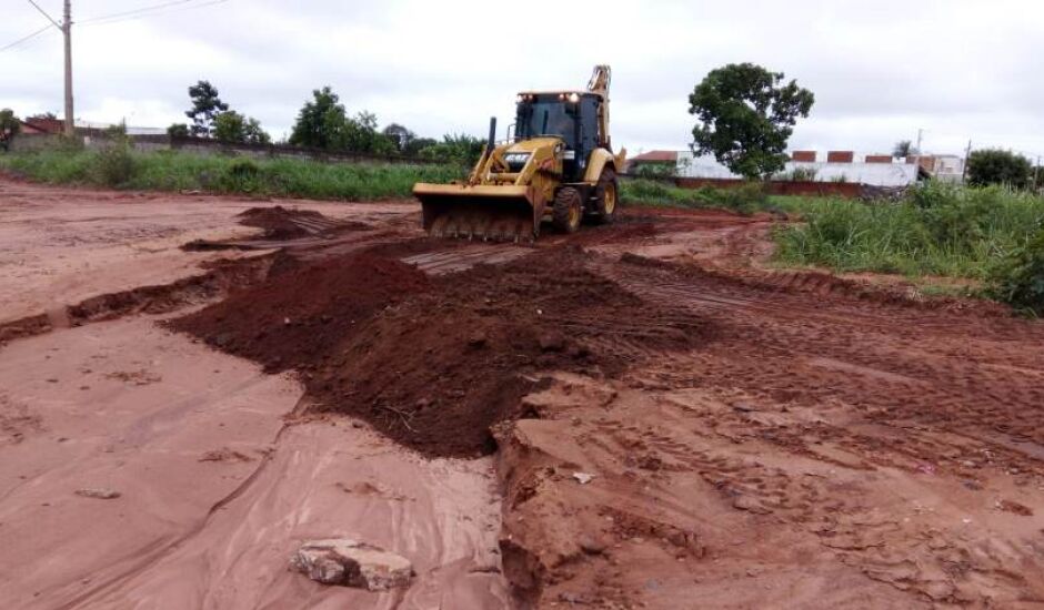 Equipes da Secretaria de Infraestrutura estão melhorando a condição de tráfego das vias que foram afetadas com a chuva