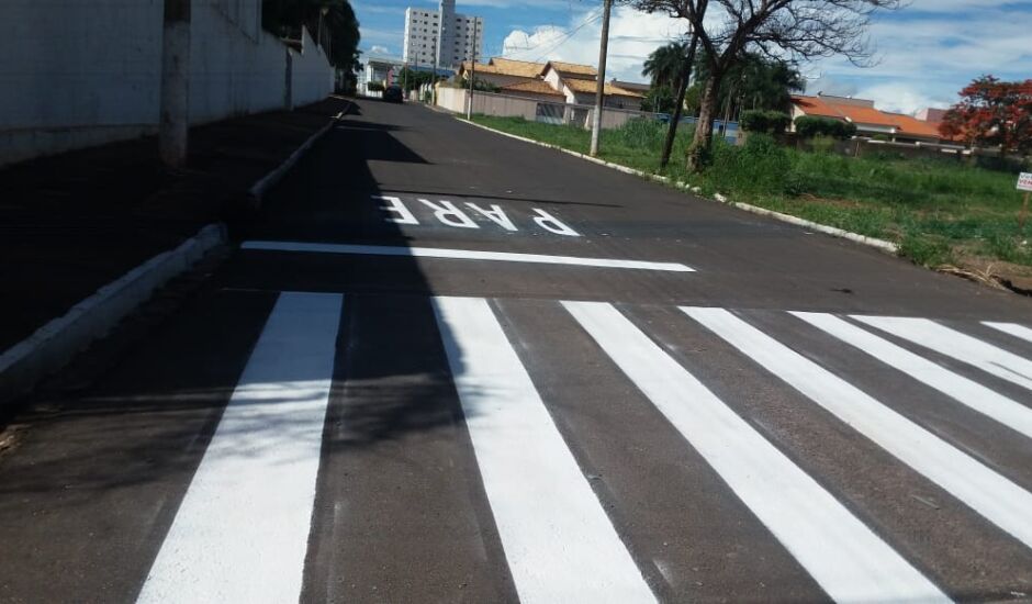 A faixa de pedestre deve seguir na rua