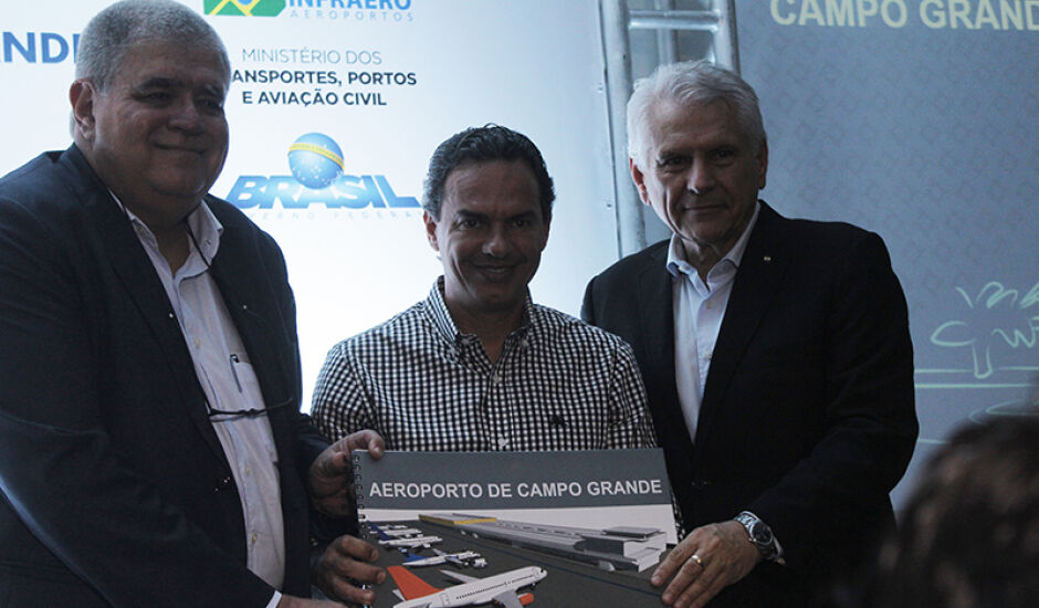Ministro Carlos Marun, prefeito Marcos Trad (PSD) e o presidente da Infraero Antônio Claret apresentam plano de reforma do aeroporto da Capital