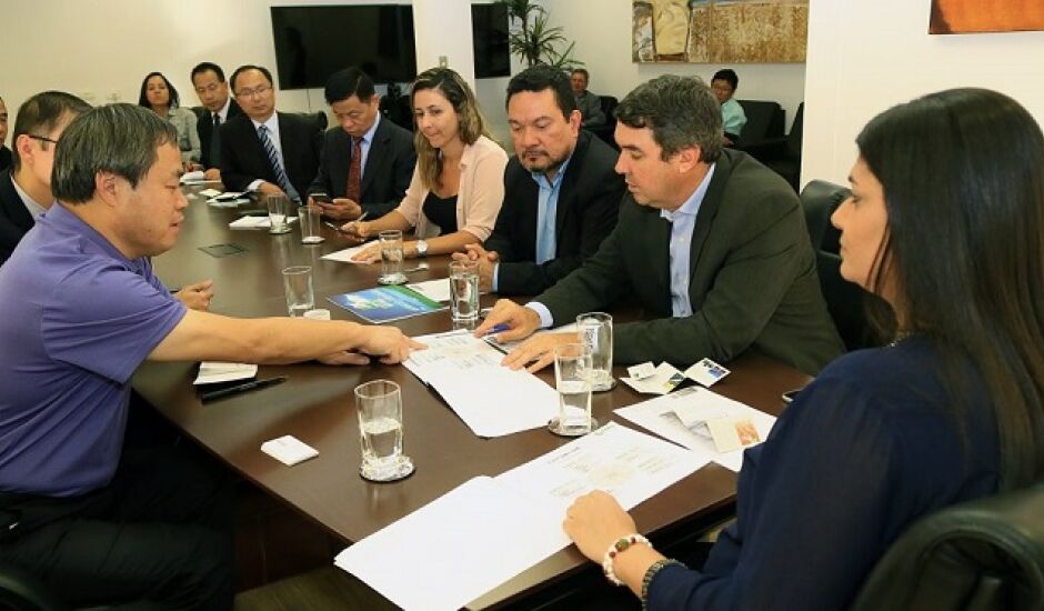 Representates do governo em reunião com empresários chineses que investem em Maracaju