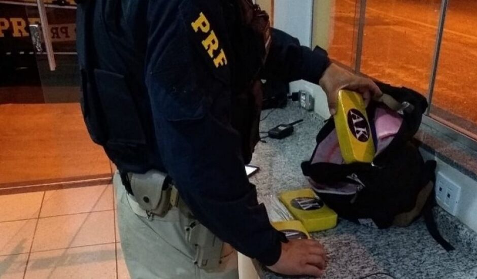 A equipe policial realizou vistoria na poltrona a qual estava sentado e encontrou quatro tabletes de cocaína.