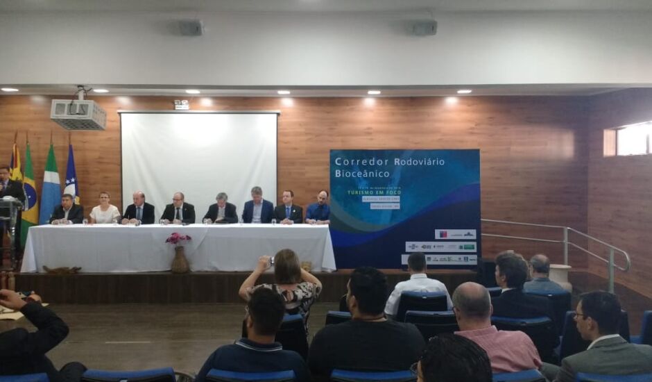 Representantes dos governos do Brasil, Paraguai, Argentina e Chile, reitores, pesquisadores e empresários se reuniram na Universidade Federal de Mato Grosso do Sul (UFMS) para debater o desenvolvimento do turismo no corredor rodoviário bioceânico