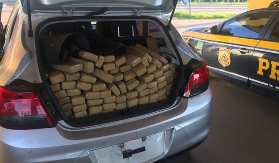 Porta-malas e interior do veículo com os 384 tabletes de maconha