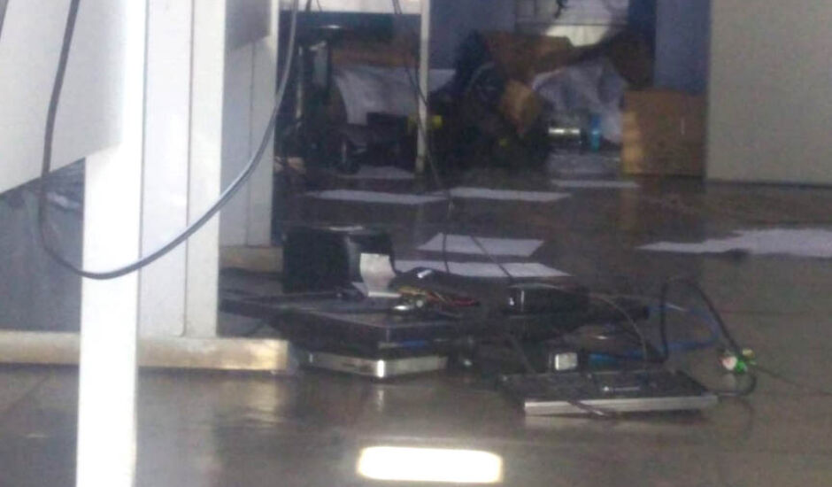 Computadores e papeladas foram jogados no chão e banners destruídos