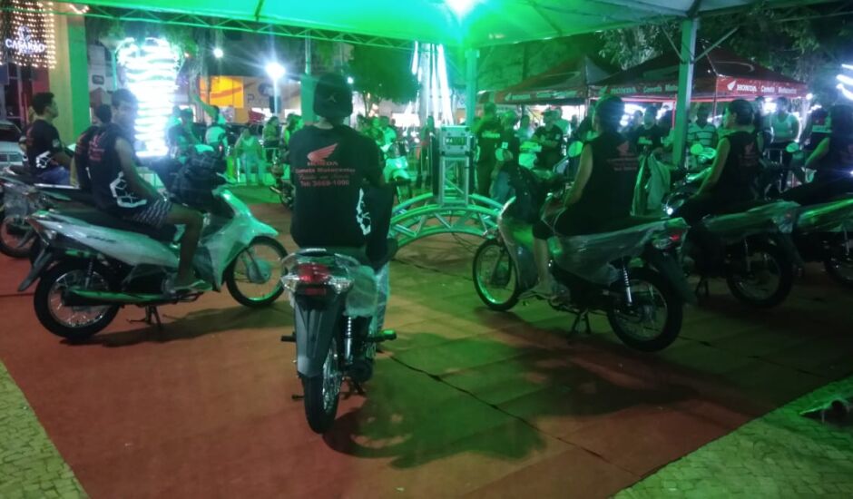 Os participantes disputam uma Honda Biz zero quilômetro não podem descer da motocicleta