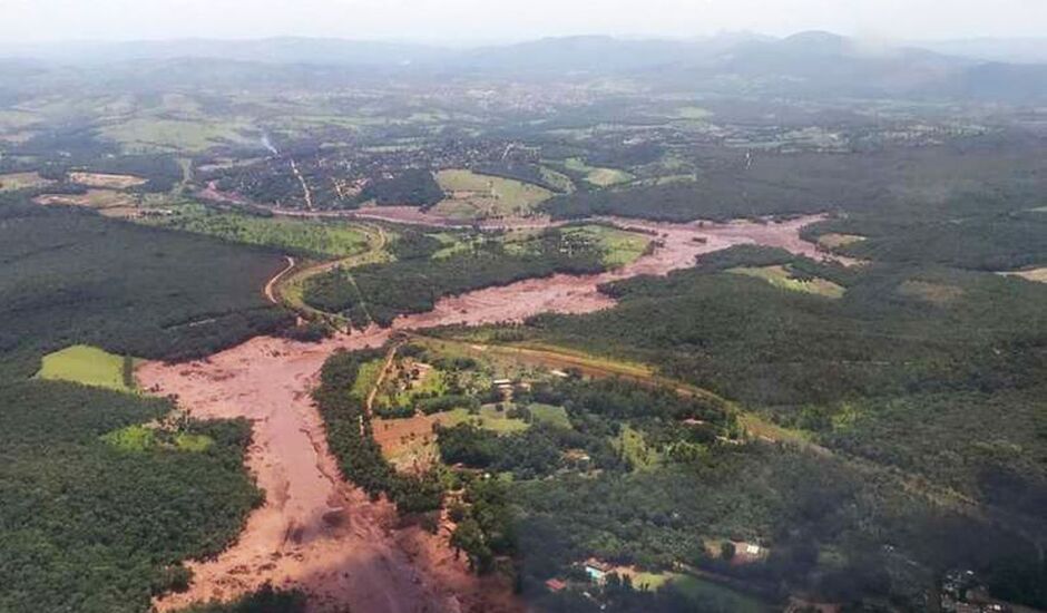 Rompimento de barragem levou mar de lama rumo a cidade de Brumadinho