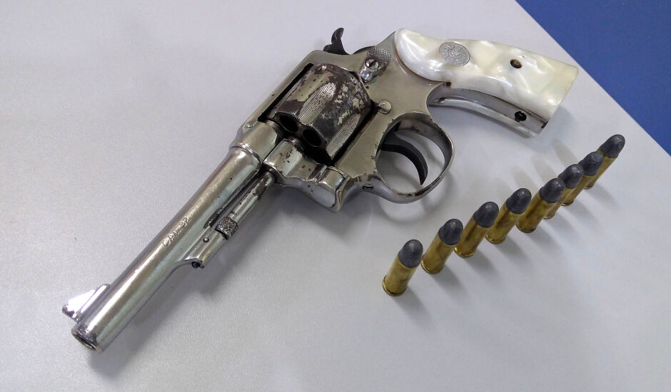 Arma possui registro de furto e teria quatro balas picotadas e duas intactas, além munições