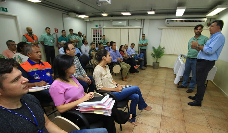 Ricardo Eboli, do Imasul, fala sobre os objetivos da vistoria durante reunião na sede da Vale, em Corumbá