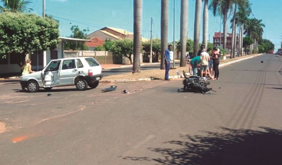 Acidente entre carro e moto, em abril de 2018, em Paranaíba.