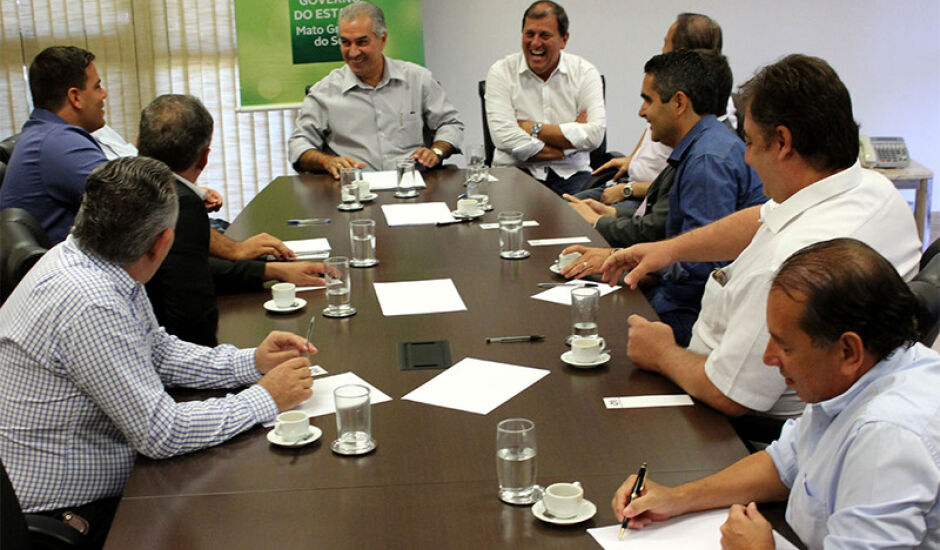 Deputados integrantes do G10 em reunião com o governador Reinaldo Azambuja
