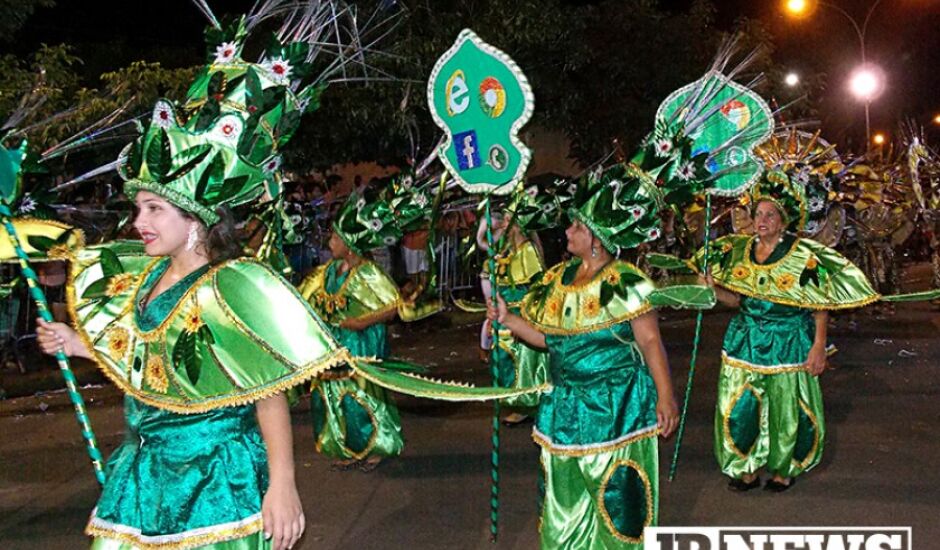 A população contará com uma arquibancada, com capacidade para três mil pessoas, para assistir o desfile das escolas de samba.
