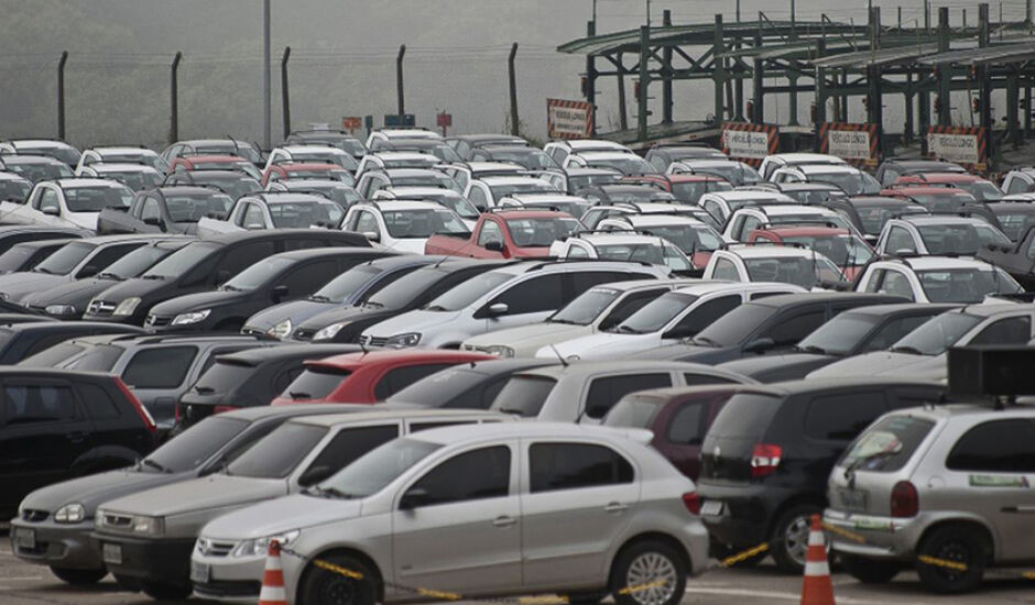 Emplacamentos de carros e comerciais leves somou 225.001 unidades licenciadas em dezembro