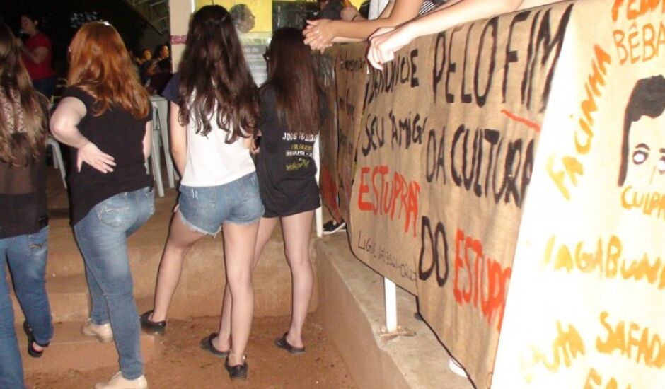 Universitárias promoveram protesto contra colega, antes mesmo da conclusão do caso pela polícia