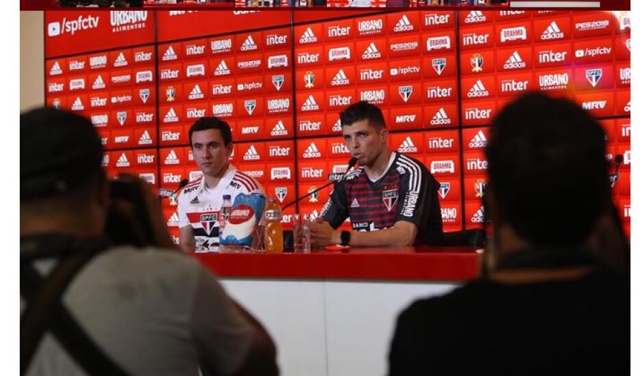 O lateral-direito Igor Vinícius e o lateral-esquerdo Léo foram apresentados nesta quinta-feira