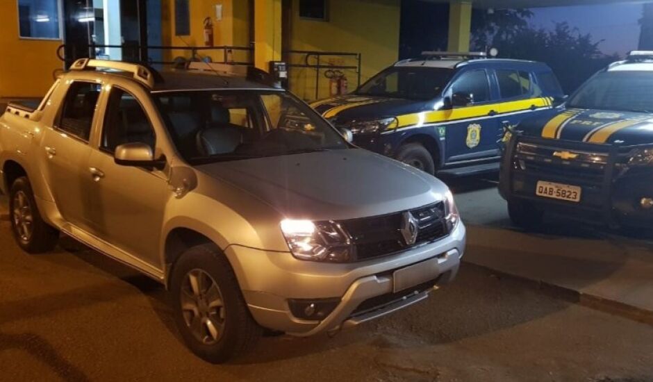 O motorista, de 30 anos, disse ter locado o carro em São Paulo e iria até Corumbá, porém não estava com o contrato de locação.