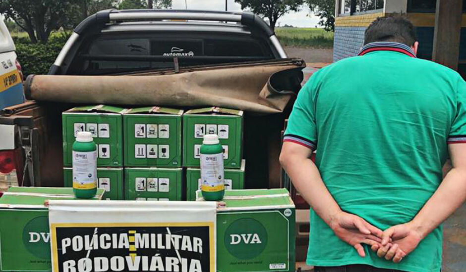 Polícia encontrou 100 litros de inseticida agrícola no compartimento de carga do veículo