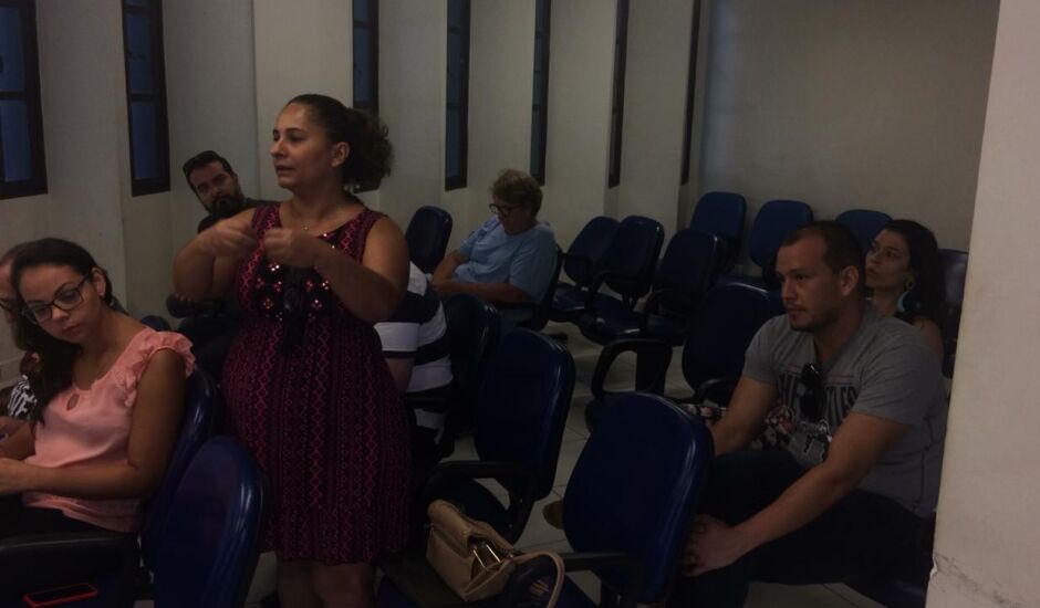 Uma das líderes do bloco Cordão Valu, Silvana Valu, fala durante reunião com autoridades.